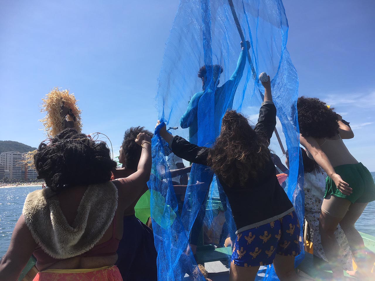 Monumoments – Muitas mulheres comemorando dentro de um barco ao mar.